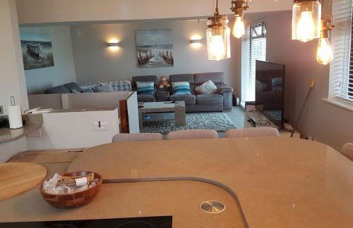 Seaside Escape - Deganwy Beach Cottage - Sea Views & Golf Course Views - Photo 12