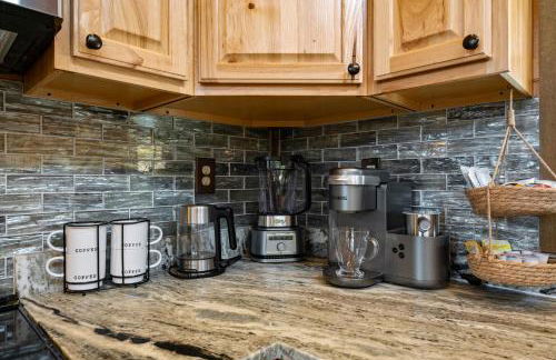 The Overlook - '21 Cabin - Gorgeous Unobstructed Views - Fire Pit Table - GameRm - HotTub - Xbox - Lots of Bears - Foto 17