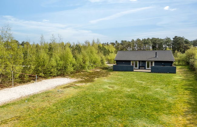 "Ellie" - 300m from the sea - Photo 2