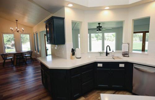 Riverfront Beauty with Pickle Ball Court - Foto 21