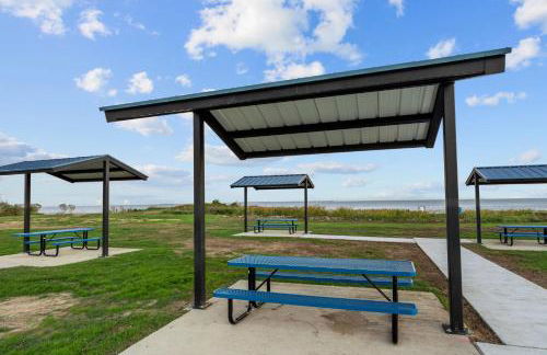 Seabrook 3BR Sleeps 10 w Backyard, Fire Pit Near Kemah - Foto 38