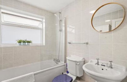 Spacious 3-Bed Home Near M1, Sky TV & Netflix Included 2x Parking Spaces Garden Fast Wifi Contractors Travellers Relocators Leisure Welcome - Foto 8