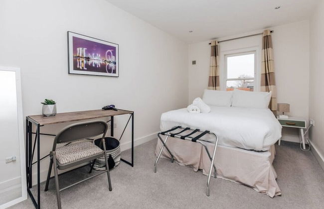 Central Modern Flat Sleeps 6 - Dedicated Parking - From 125 Per Night - Foto 1