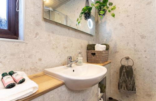 Sandmartin Lodge a lakeshore haven at Pine Lake Resort - Foto 50