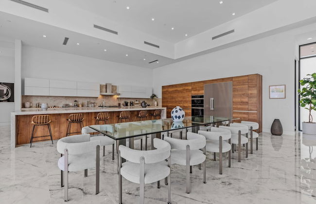 Fine Luxe Retreat w/ Pool & Hot Tub Bravo Villa #15 by Avantstay - Photo 19