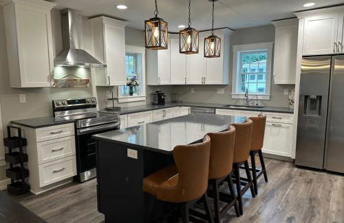 Luxury Downtown Cedar Falls Retreat - Pool Table - Outdoor Dining - Sleeps 12 - Foto 1