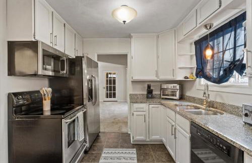 5 Mins to UND - Cozy 4BD with BBQ & Pool Table - Foto 27