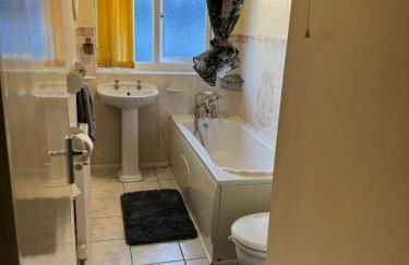 Peaceful 3 bedroom house close to Newcross hospital Wolverhampton - Photo 10