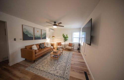 Centrally Located Cozy Modern Home in Bethel - Foto 13