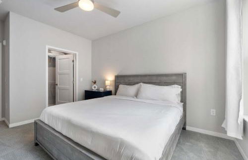 Washer & Dryer with Free Underground Parking with a Pool - Foto 40