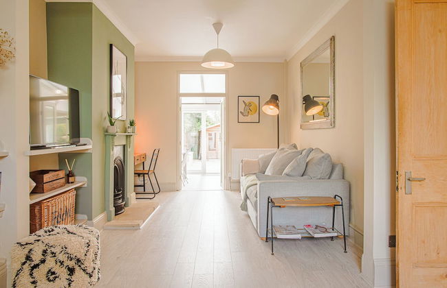 Stunning Townhouse with Large Garden - Photo 28