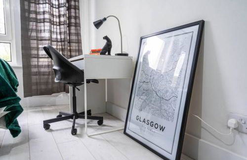 Cheerful 2 Bedroom Homely Apartment, Sleeps 4 Guest Comfy, 1x Double Bed, 2x Single Beds, Free Parking, Free WiFi, Suitable For Business, Leisure Guest, Contractors, QE Hospital, Glasgow, Near Airport & City Centre, Perfect For Common Wealth Games 2026 - Foto 28