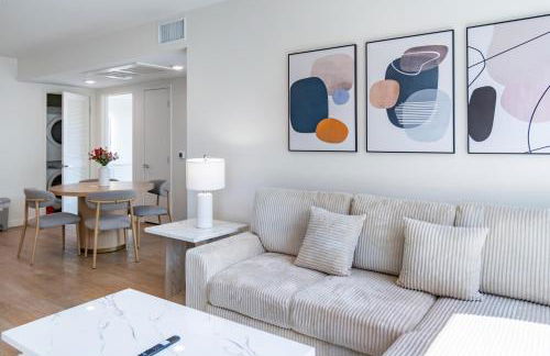 Luxury 2 Bedroom Residence With Fitness and Outdoor Pool - Photo 24