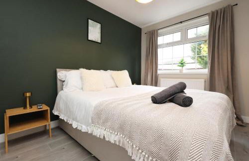 Perfect Booking 2 Bed Home in Merthyr Tydfil - Photo 2