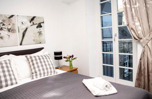 Apt 3, Trafalgar Sq Duplex, 3rd & 4th floor by Indigo Flats - Photo 17