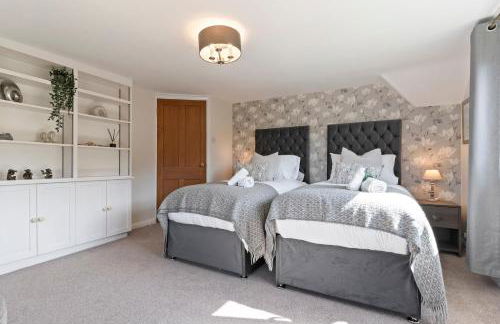 Stunning Countryside Home in Surrey by 53 Degrees Property, Ideal for Family Getaways, Private Tennis Court! - Foto 51