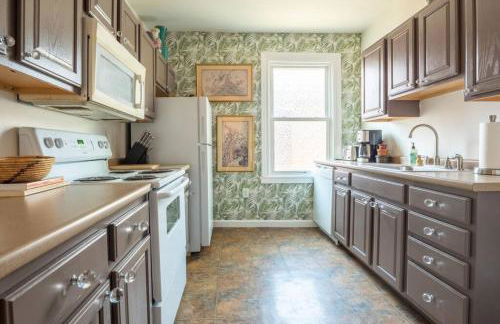 Postmodern Penthouse 1 Min Walk Dining and Shops - Photo 15