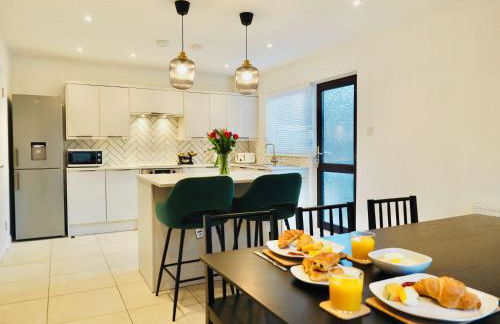 Spacious 3 bedroom Home w Parking in Farnborough - Foto 12