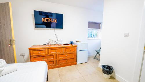 Private Studio With Hot Tub & Ensuite - Photo 5