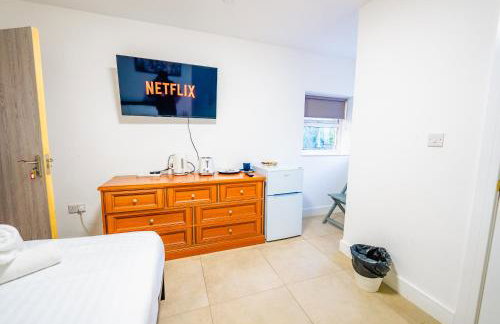 Private Studio With Hot Tub & Ensuite - Photo 5