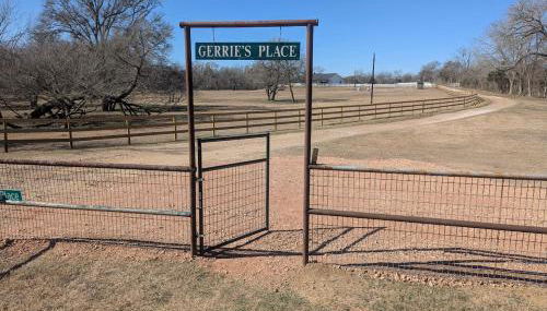 Gerrie's Place at Figment Ranch Foundation Animal Sanctuary near Round Top Texas - Foto 2