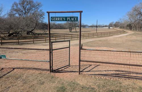 Gerrie's Place at Figment Ranch Foundation Animal Sanctuary near Round Top Texas - Foto 2