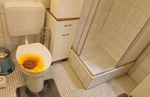 Winterberg Appartement 6 Pers aan Skilift grootste Skigebied nabij Bikepark Unieke locatie met zeer rustige tuin in het bos en het gezellige centrum leuke cafes restaurants en gratis zwembad sauna relax speelruimte parkeerplaats naast Der Brabander - Foto 7