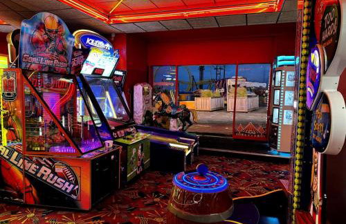 Sunny Beachside Apt with Free Parking - Foto 17