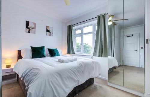 The Iver - 3BR - Spacious House - Free Parking - Photo 19