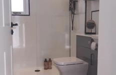 TRAMORE - self contained 1 bedroom unit - king size bed - free private parking - 3 miles from Fort William High Street - Foto 7