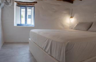 Traditional White House - Photo 8