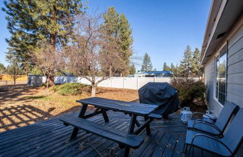 Charming 3-Bedroom Home in Bend with Hot Tub Game Room & Spacious Family Dining - Foto 19