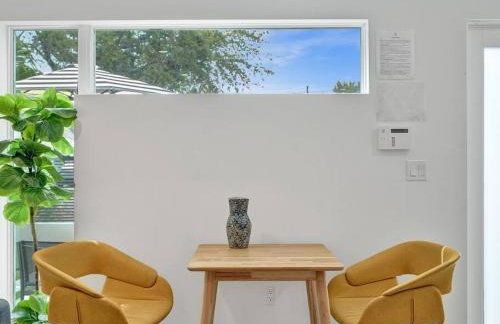 Contemporary 2BR Home with Pool & BBQ Access - Foto 9