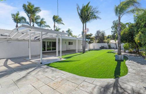 Modern 4 King Beds, Beautiful Large Backyard, Golf, WFH, Long Stays, WI-FI, FWY, 25 mins to Beach - Photo 46