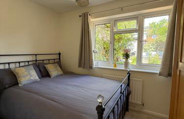 Cosy Apartment with Private Access and Kitchenette in Guildford - Photo 3