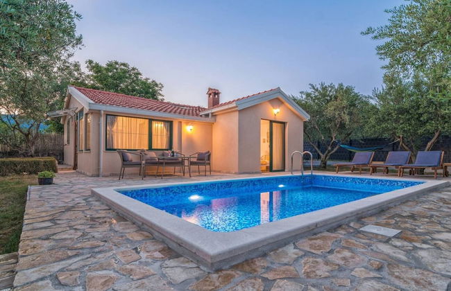 Hidden Gem Holiday Home With Pool in Kastel Stafilic - Foto 20