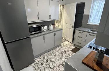 Spaghetti House 6 Bedroom with Large Off-Road Driveway Great for Crews in Vicinity of Starcity and City Centre - Foto 12