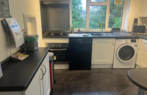 A Home from Home -2 Bed Flat & Free Driveway Parking - Foto 46