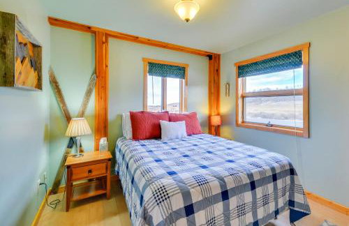 Off The Beaten Path Cabin with Mtn Views and Hot Tub - Foto 11