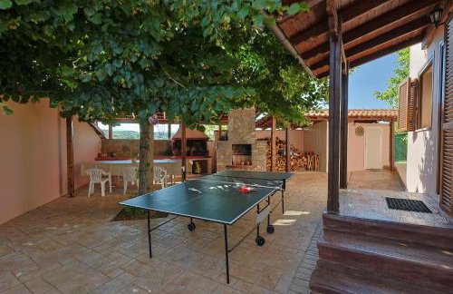 VILLA PEPONI Spacious Traditional Villa with Garden - BBQ & Private Parking - Photo 4