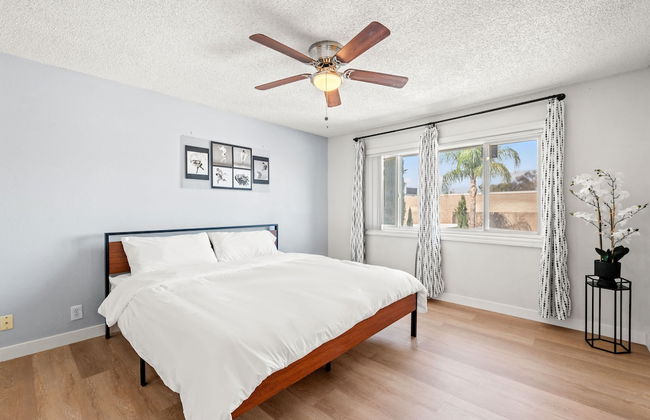 Spacious Family Retreat w Garden Modern Comfort - Photo 5