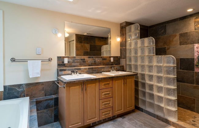 LUXURIOUS 5,500 sqft Home: 5 Br/5 Ba | PRIVATE Pool & Hot Tub | STEPS to Beach - Foto 32