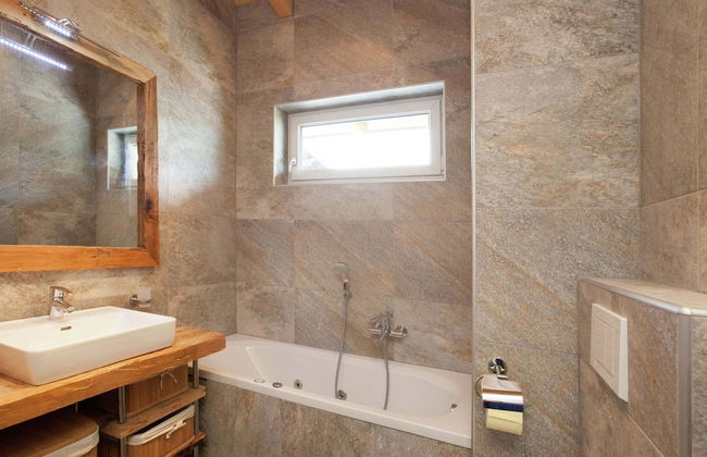 Stunning Holiday Home With Balcony, Ski Storage, Parking - Photo 14