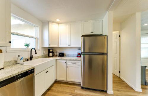 Private Hilltop Getaway with Patio Dogs Welcome! - Foto 9