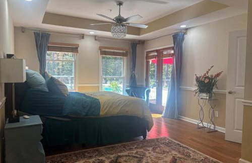 Quiet Forest Vacation home on a Private Road with Spacious Patios, Fire pit, Pet friendly and a Private pool - Foto 34