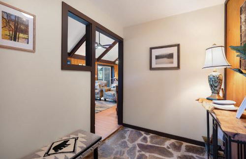 Chicadees Lake Lookout - A wood-burning fireplace, beautiful lake views, king and queen bedrooms, deck dining, and easy access t - Foto 20