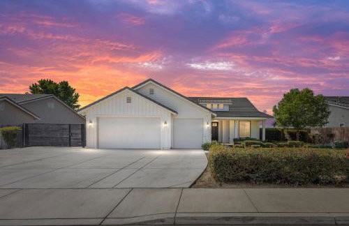 Spacious Home with Private Pool - Photo 48