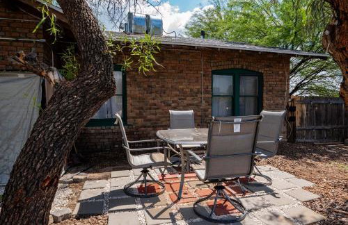 Work Desk- FirePit-Pool-Steps to UofA - Foto 53