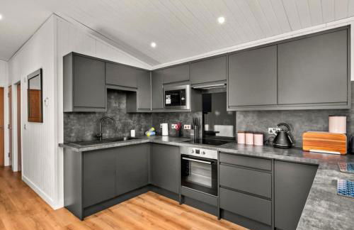 Finest Retreats - Silverwood Deluxe Chalet - Photo 9