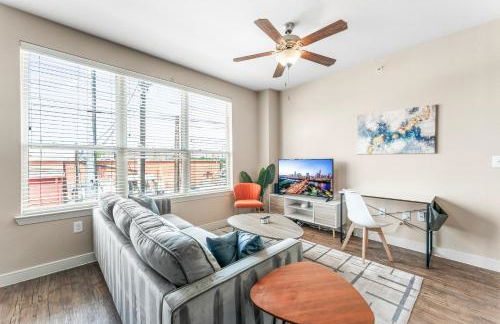 Prime SoCo King Bed 1BR & 2BR Suites w Gym, Pickleball, Laundry - Photo 40